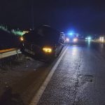 Antalya’da kontrolden çıkan lüks cip, bariyerlerin üzerinde asılı kaldı