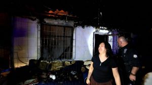 Antalya’da küle dönen evini görünce gözyaşlarına boğuldu