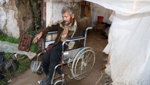 Antalya’da muşambayla çevrili alanda yaşam mücadelesi