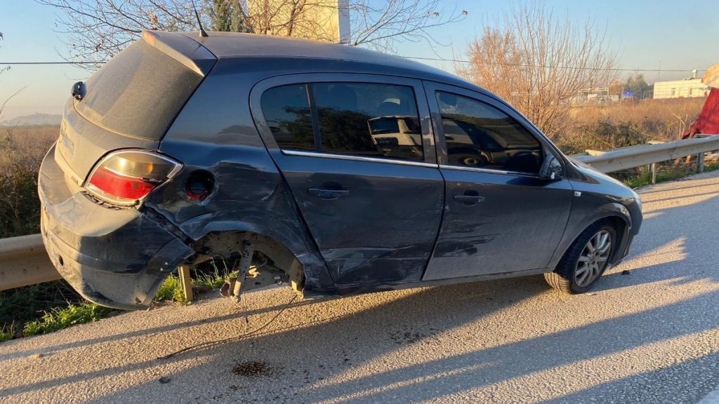 Antalya’da otomobil, çarpışmanın ardından demir bariyerde asılı kaldı