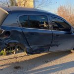 Antalya’da otomobil, çarpışmanın ardından demir bariyerde asılı kaldı