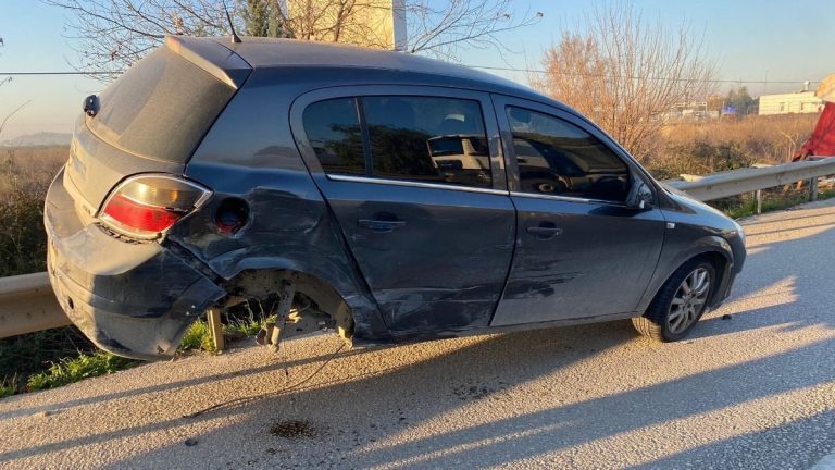 Antalya’da otomobil, çarpışmanın ardından demir bariyerde asılı kaldı