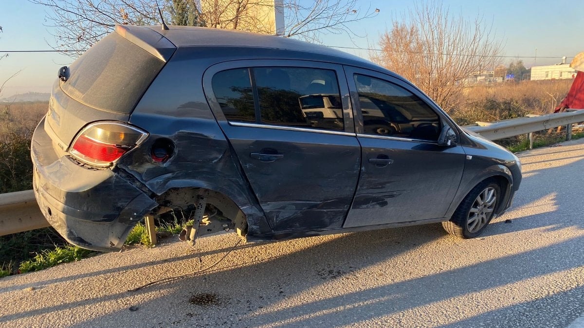 Antalya’da otomobil, çarpışmanın ardından demir bariyerde asılı kaldı
