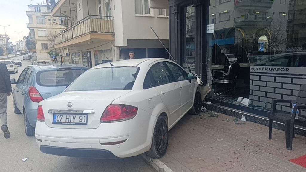 Antalya’da otomobil, müşterinin bulunduğu kuaför dükkanına daldı