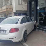 Antalya’da otomobil, müşterinin bulunduğu kuaför dükkanına daldı