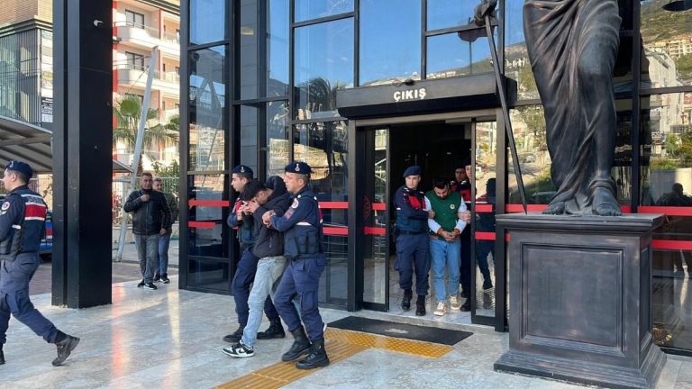 Antalya’da polislerin üzerine motosiklet sürüp, sosyal medyada paylaştılar