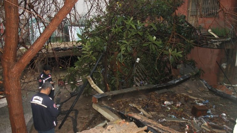 Antalya’da sağanak alarmı: Kullanılmayan bina çöktü