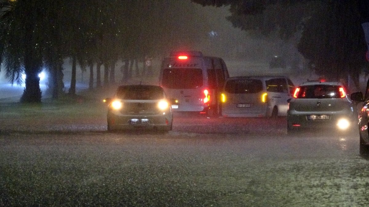 Antalya’da sağanak yağış hayatı felç etti: Birçok araç yollarda mahsur kaldı