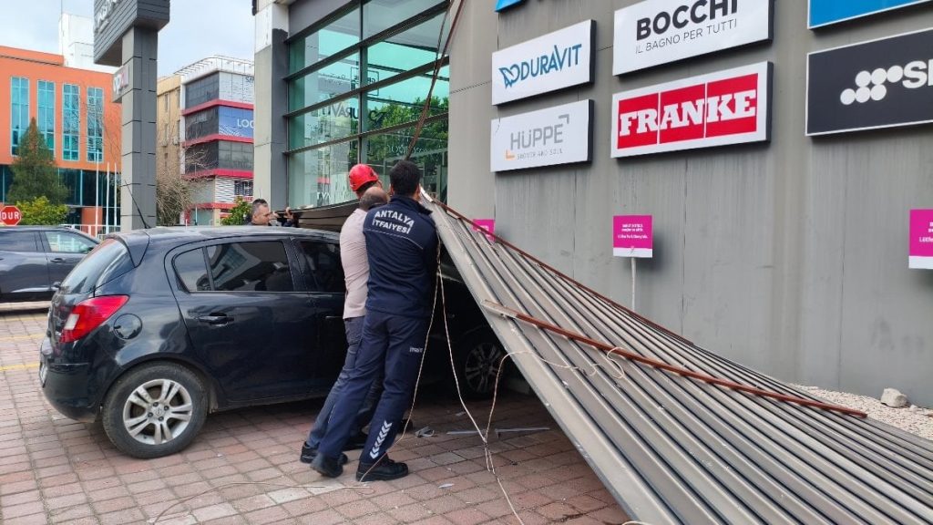 Antalya’da şiddetli rüzgâr, hayatı felç etti