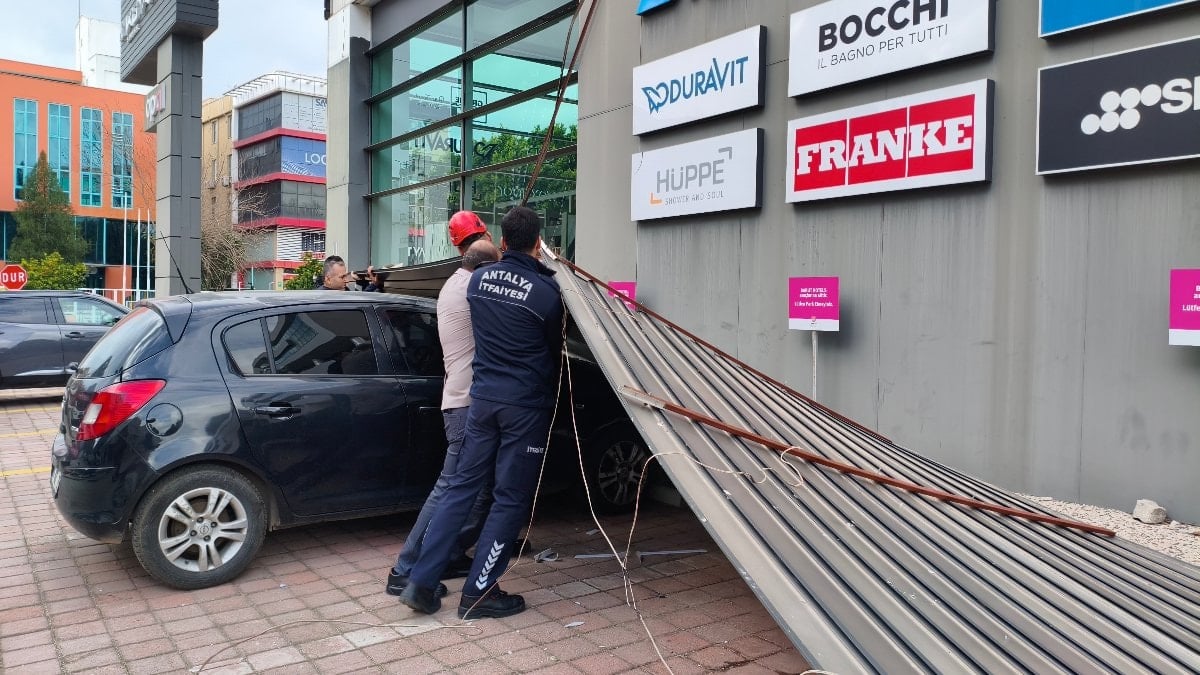 Antalya’da şiddetli rüzgâr, hayatı felç etti