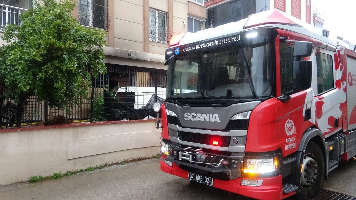 Antalya’da yaşlı adamı yangından komşuları kurtardı