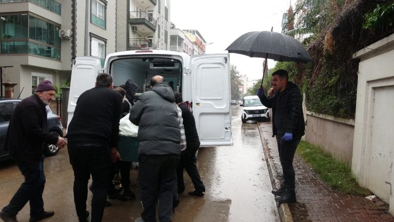 Antalya’da yaşlı kadın, evinde hayatını kaybetmiş halde bulundu