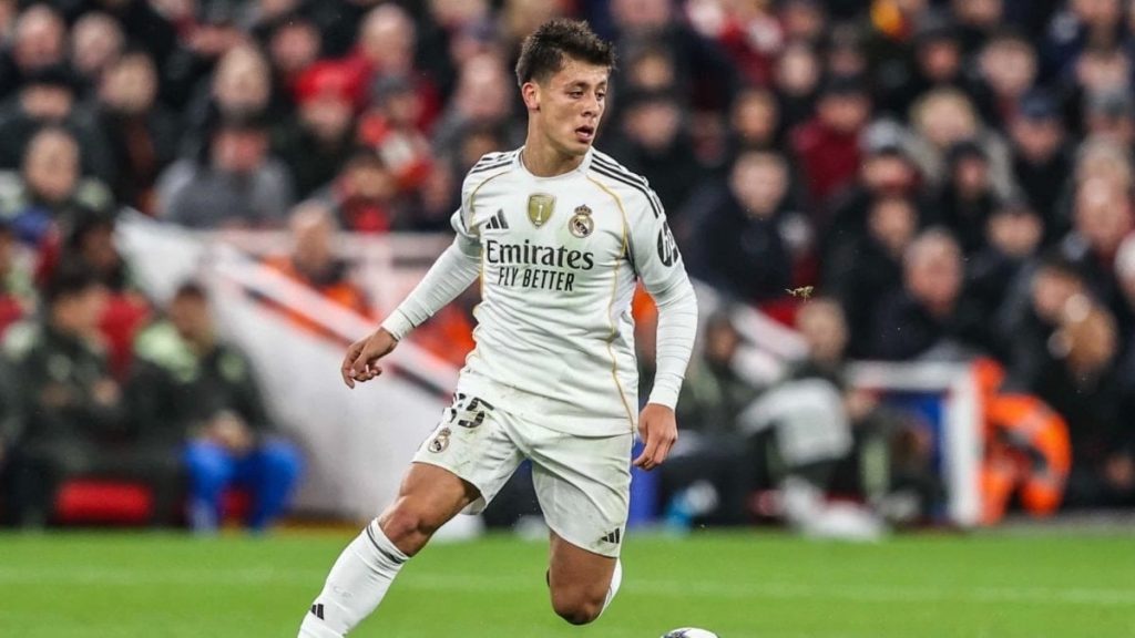 Arda Güler sinirlerine hakim olamadı: Su şişesini tekmelerken yere düştü