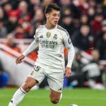 Arda Güler sinirlerine hakim olamadı: Su şişesini tekmelerken yere düştü