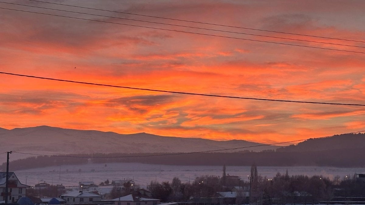 Ardahan’da gökyüzünde kızıl şölen