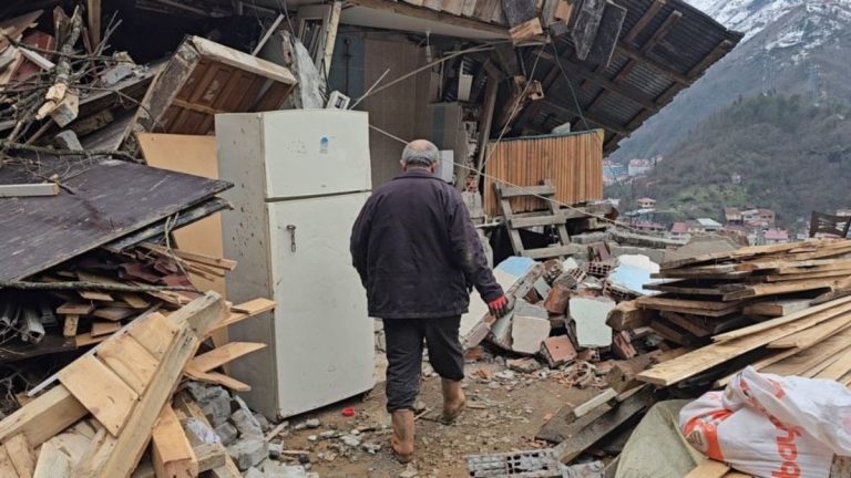 Artvin’de ahır ve ev heyelanla yıkıldı: Sahibi facianın eşiğinden döndü