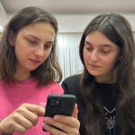 Artvin’de iki kardeş, aynı telefonu yüz tanıma özelliği ile açabiliyor