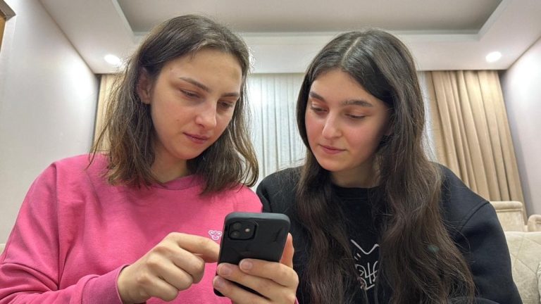 Artvin’de iki kardeş, aynı telefonu yüz tanıma özelliği ile açabiliyor