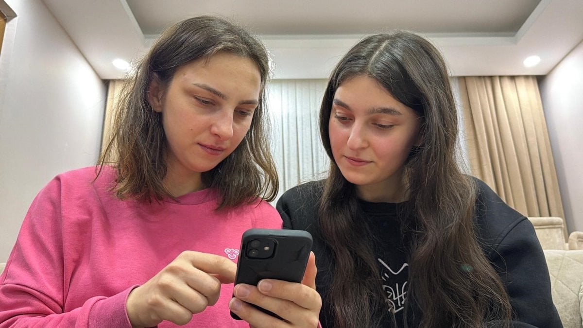 Artvin’de iki kardeş, aynı telefonu yüz tanıma özelliği ile açabiliyor