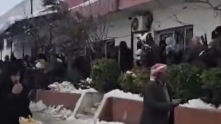 Ayn el-Arab’ta zor şartlar: Dondurucu soğuk ve ekmek kuyrukları