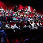 Ayvalık Belediye Tiyatrosu’ndan Çarpıcı Bir Prömiyer: “Müdahil” Perde Dedi