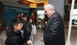 Badırgalı çocuklar el emeklerini Başkan Şadi Özdemir’e hediye etti