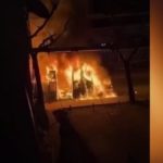 Bahçelievler’de seyir halindeki minibüs alev alev yandı