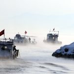 Balıkçılar, Van Gölü’ne buzları kırıp açılıyor