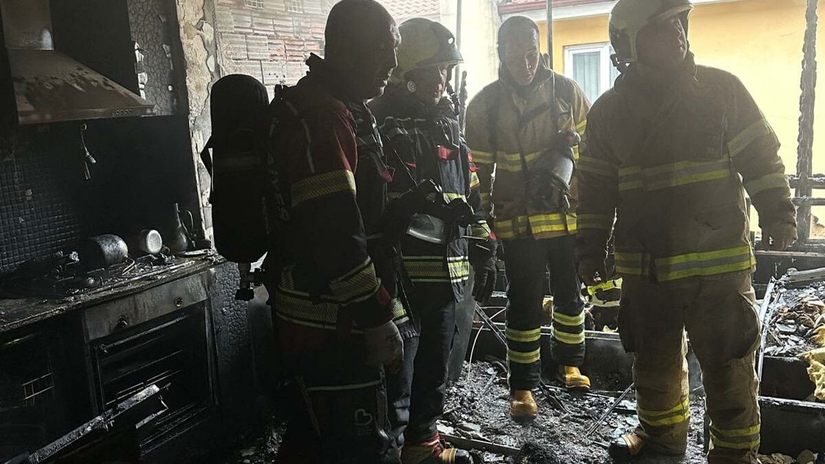 Balıkesir’de buzdolabı motorundaki patlamayla çıkan yangında ev kullanılamaz hale geldi