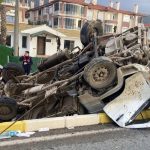 Balıkesir’de kamyonet bariyerlere saplandı: 2 ölü