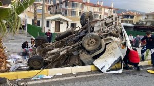 Balıkesir’de kamyonet bariyerlere saplandı: 2 ölü