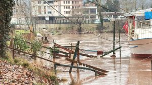 Bartın’da sağanak: Irmak taştı