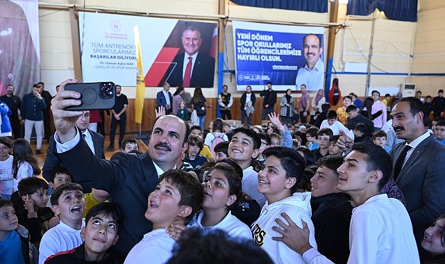 Başkan Altay Karne Alan Öğrencileri Tebrik Etti