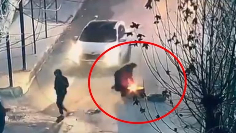 Batman’da lastik yakmaya çalışan gruba, kadınlar engel oldu