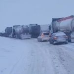 Bayburt Kop Dağı Geçidi’nde tipi nedeniyle araçlar yolda kaldı