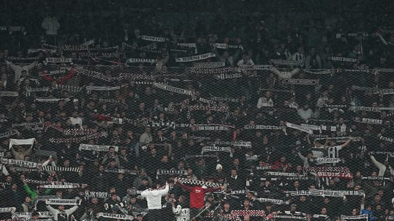Beşiktaş taraftarından yönetime protesto!