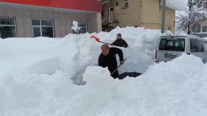 Beyaza bürünen Tunceli’de  kar kalınlığı 1,5 metreye ulaştı