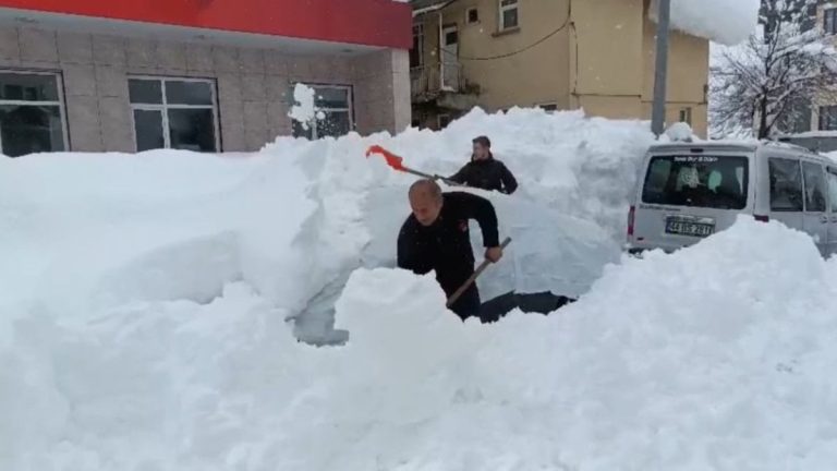 Beyaza bürünen Tunceli’de  kar kalınlığı 1,5 metreye ulaştı