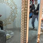 Bilecik’te minibüs durağını kirleten gençler hatalarının telafisi için yerleri temizledi