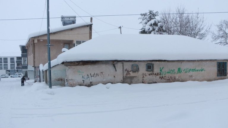 Bingöl’de 30 köy yolu kardan kapandı