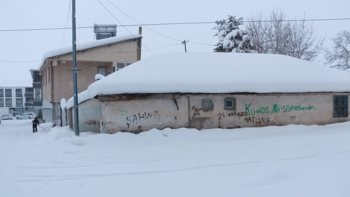 Bingöl’de 30 köy yolu kardan kapandı