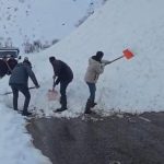 Bingöl’de yola düşen çığı vatandaşlar küreklerle kaldırdı