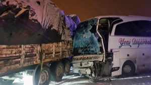 Bingöl’de yolcu otobüsü tıra çarptı