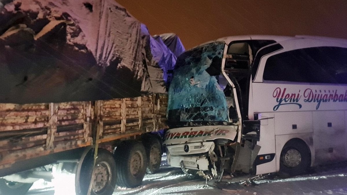 Bingöl’de yolcu otobüsü tıra çarptı