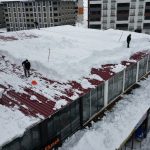 Bitlis’te çatılarda biriken karlar temizleniyor