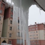 Bitlis’te çatılardaki buz sarkıtlarının boyu 5 metreyi aştı