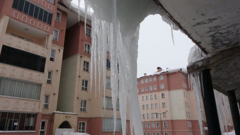 Bitlis’te çatılardaki buz sarkıtlarının boyu 5 metreyi aştı