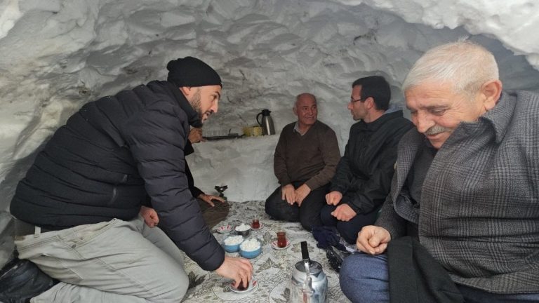 Bitlis’te esnaf biriken kardan çay evi yaptı