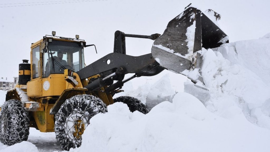 Bitlis’te kar durdu, kapanan yollar tekrar açıldı
