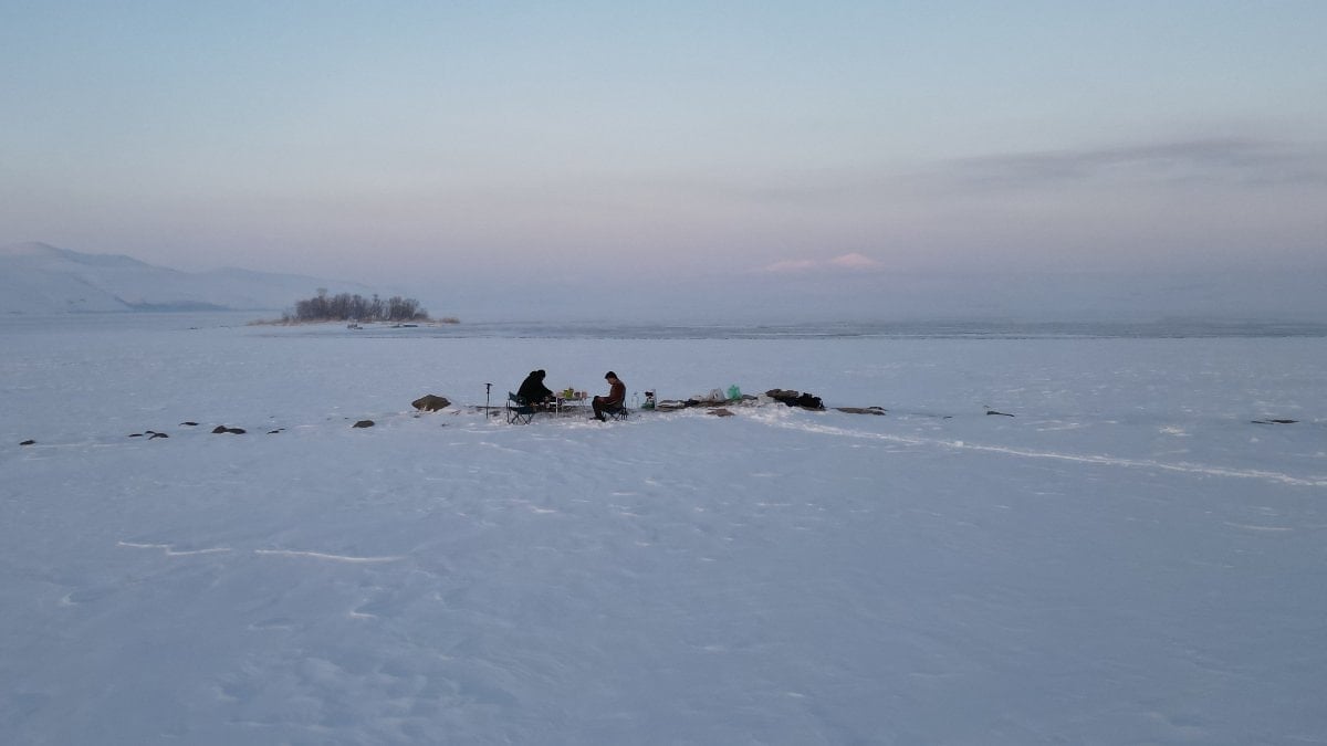 Bitlis’te tüm göller buz tuttu
